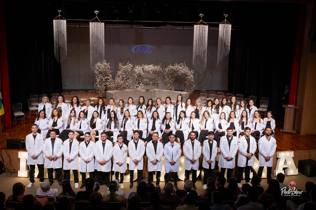 Turma de Medicina posando para foto oficial da cerimônia